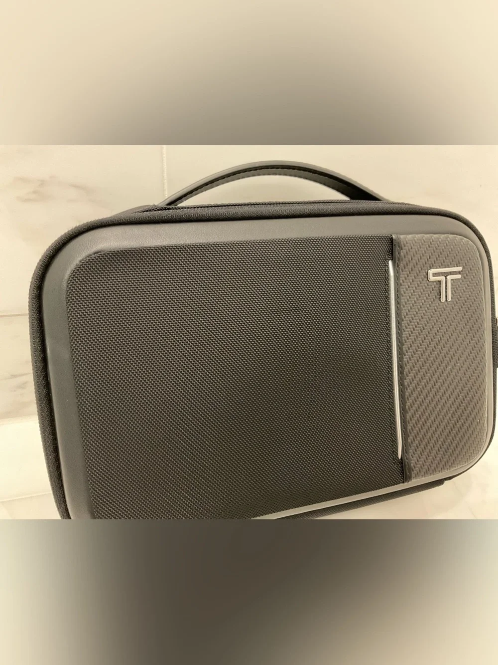 NEW Tumi ARRIVE RICHARDS 9.75” Travel Kit Toiletry Bag - BLACK & CARBON FIBER